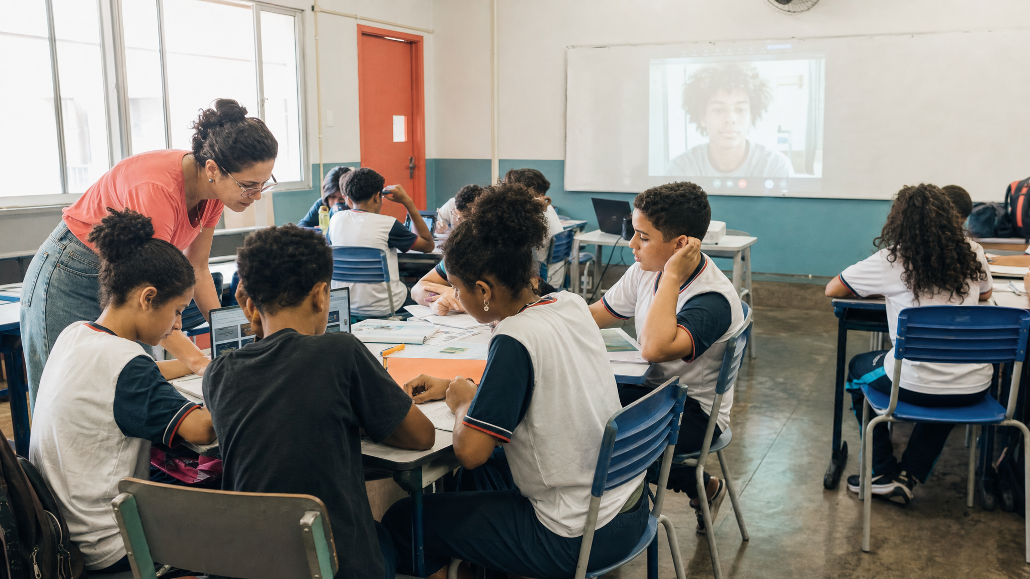 Sala de aula hibrida em escola publica
