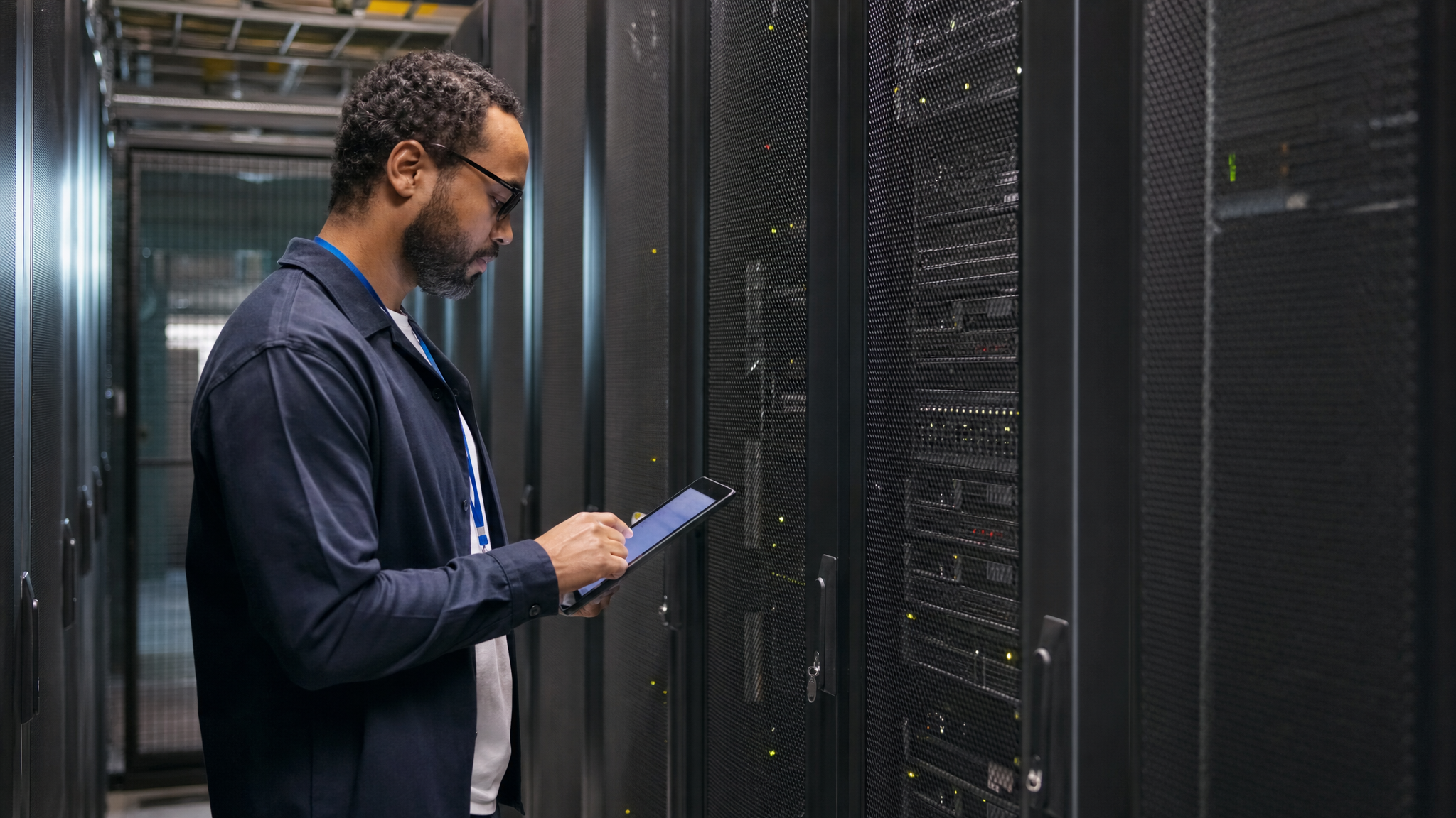 Engenheiro verificando racks